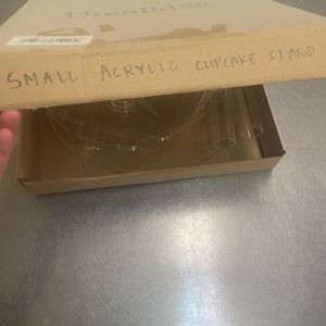 Acrylic cupcake stand